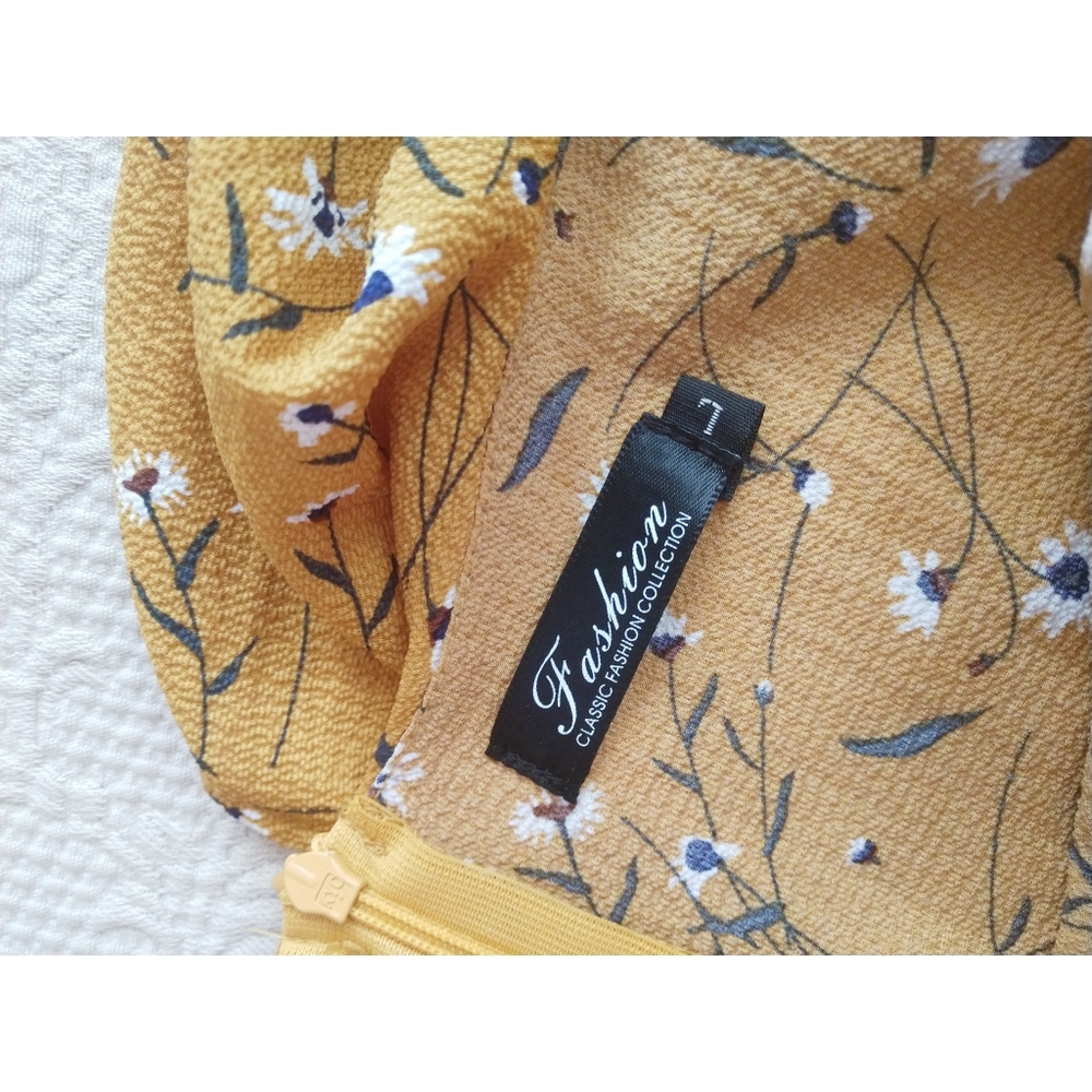 Ditsy Floral Ruffle Romper - Picture 4 of 4